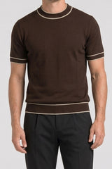 Bruin gebreid T-shirt voor heren, normale pasvorm, ronde hals met contrasterende bies.