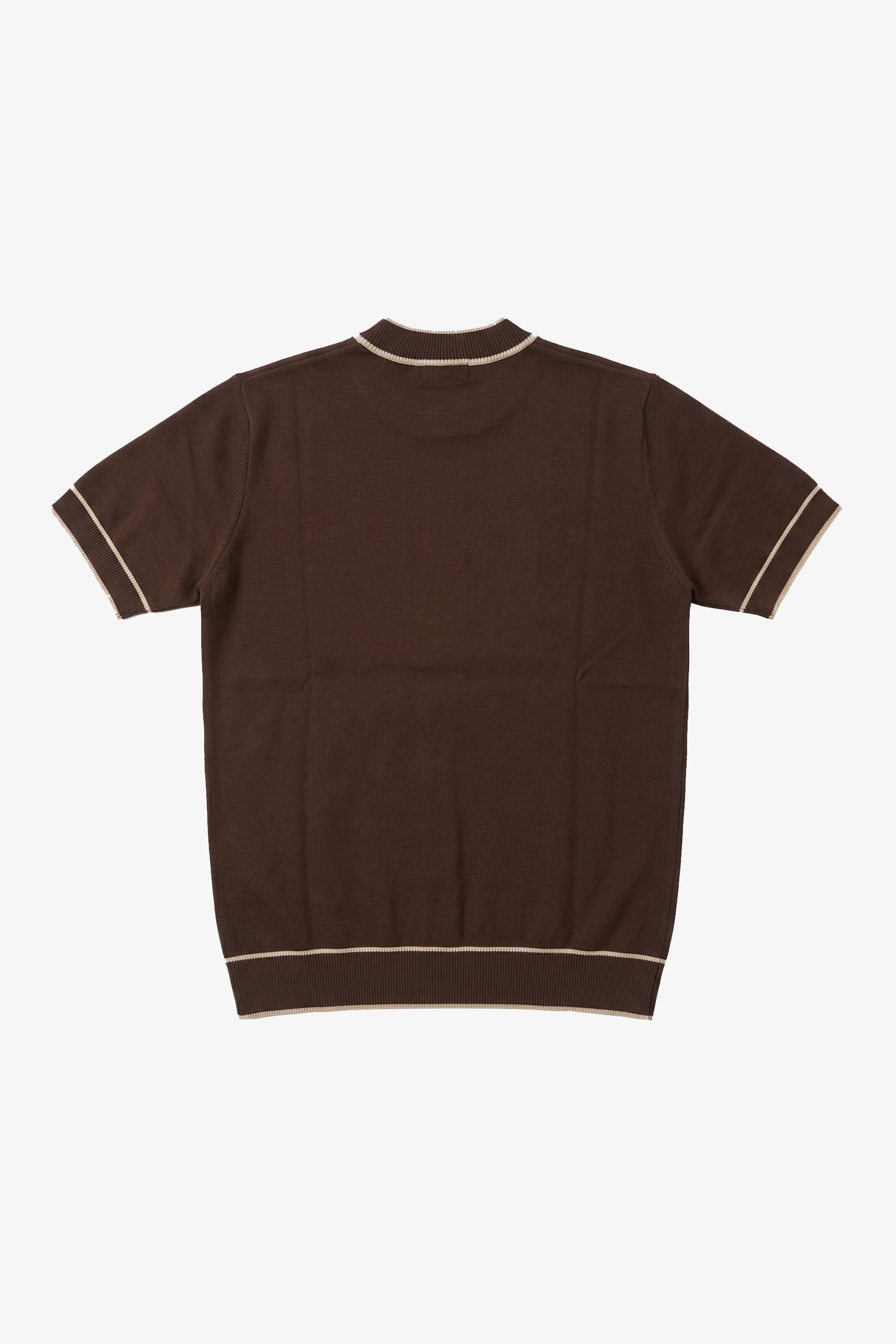 Bruin gebreid T-shirt voor heren, normale pasvorm, ronde hals met contrasterende bies.