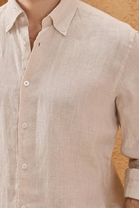 Beige herenoverhemd van puur linnen met lange mouwen en knoopsluiting, zomeroverhemd