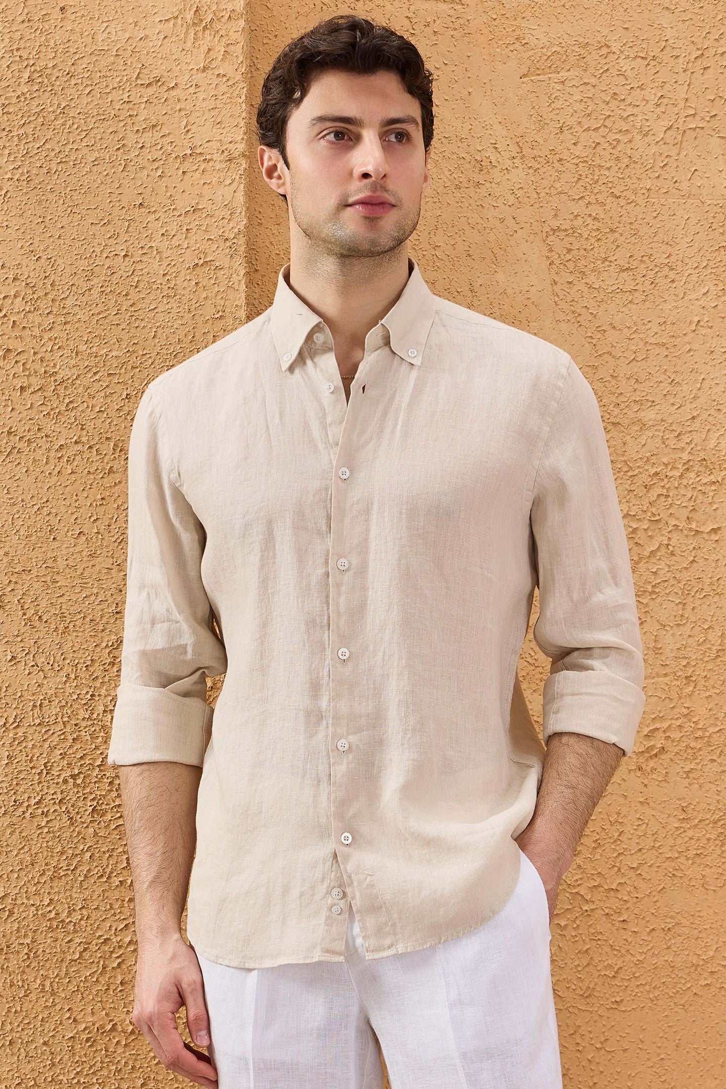Beige herenoverhemd van puur linnen met lange mouwen en knoopsluiting, zomeroverhemd