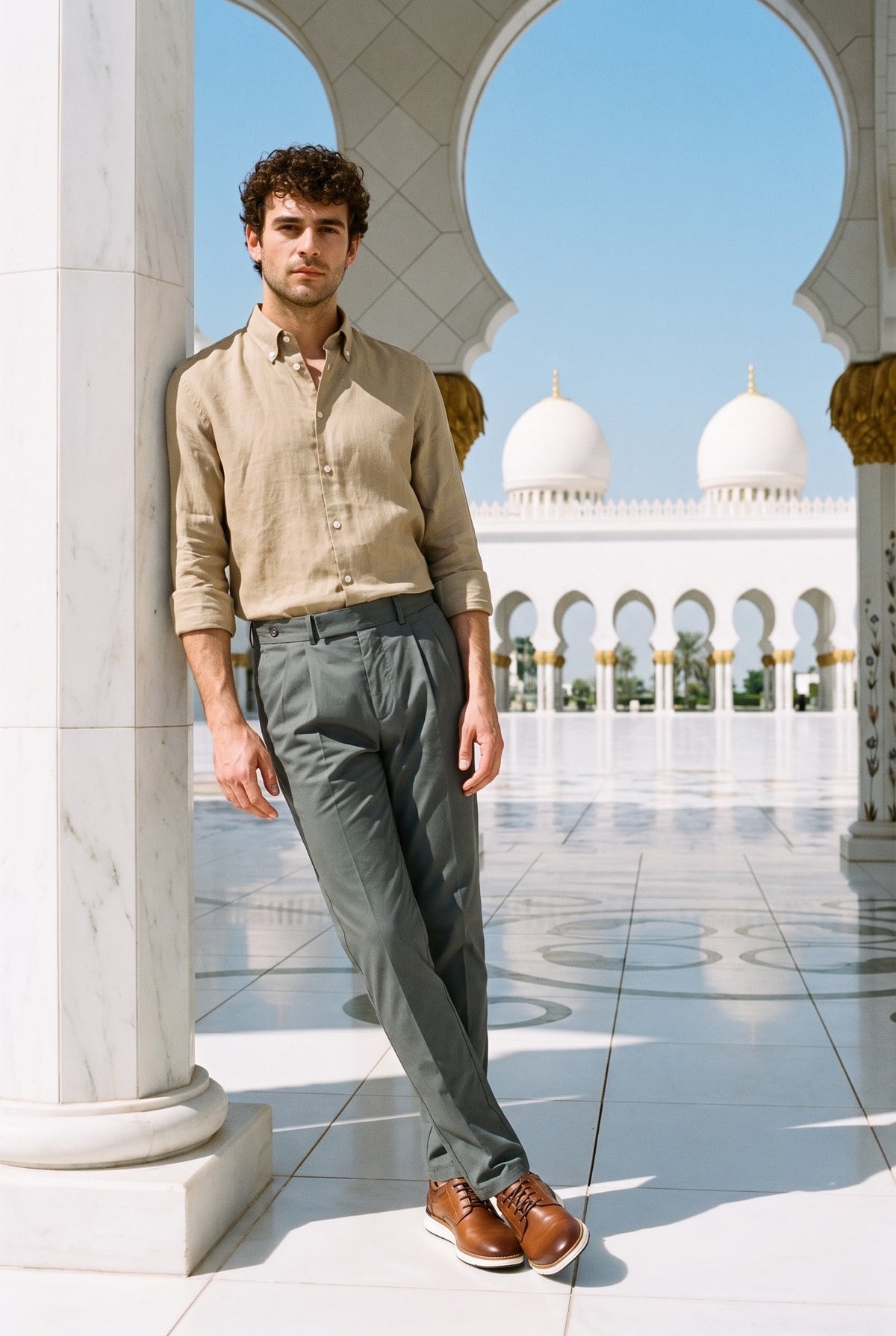 Look #1020 styled with Donkerbeige herenoverhemd van puur linnen met lange mouwen en knoopsluiting, zomeroverhemd