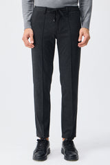 Herenpantalon met trekkoord in taupe- en antracietkleur, getailleerde pasvorm en taps toelopende pijpen.