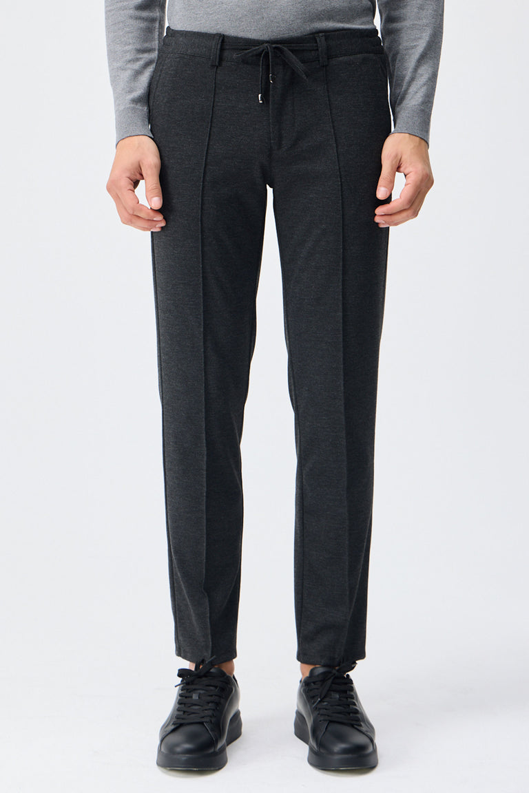 Herenpantalon met trekkoord in taupe- en antracietkleur, getailleerde pasvorm en taps toelopende pijpen.