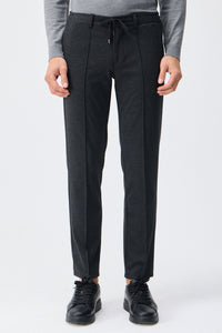 Herenpak bestaande uit een blazer en een broek van zachte, antracietkleurige jersey in smart casual stijl.