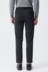 Herenpantalon met trekkoord in taupe- en antracietkleur, getailleerde pasvorm en taps toelopende pijpen.