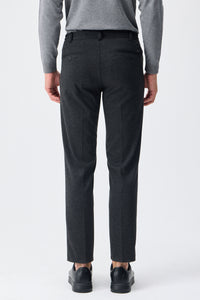 Herenpantalon met trekkoord in taupe- en antracietkleur, getailleerde pasvorm en taps toelopende pijpen.