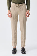 Beige zacht jersey smart casual pak voor heren: blazer en broek.