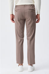 Herenpak bestaande uit een blazer en een broek van zachte, bruine jersey in smart casual stijl.