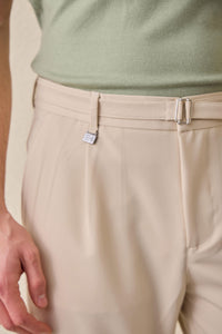 Beige geplooide Gurkha-broek voor heren, verstelbare taille, getailleerde pasvorm