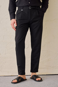 Zwarte geplooide Gurkha-broek voor heren, verstelbare taille, getailleerde pasvorm.