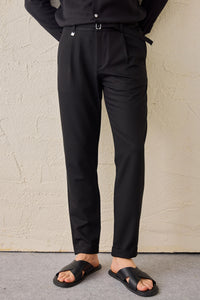 Zwarte geplooide Gurkha-broek voor heren, verstelbare taille, getailleerde pasvorm.