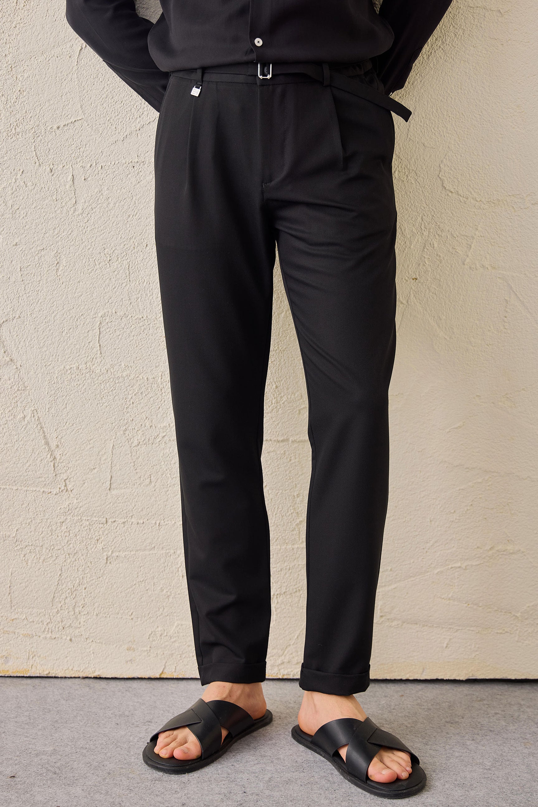 Zwarte geplooide Gurkha-broek voor heren, verstelbare taille, getailleerde pasvorm.