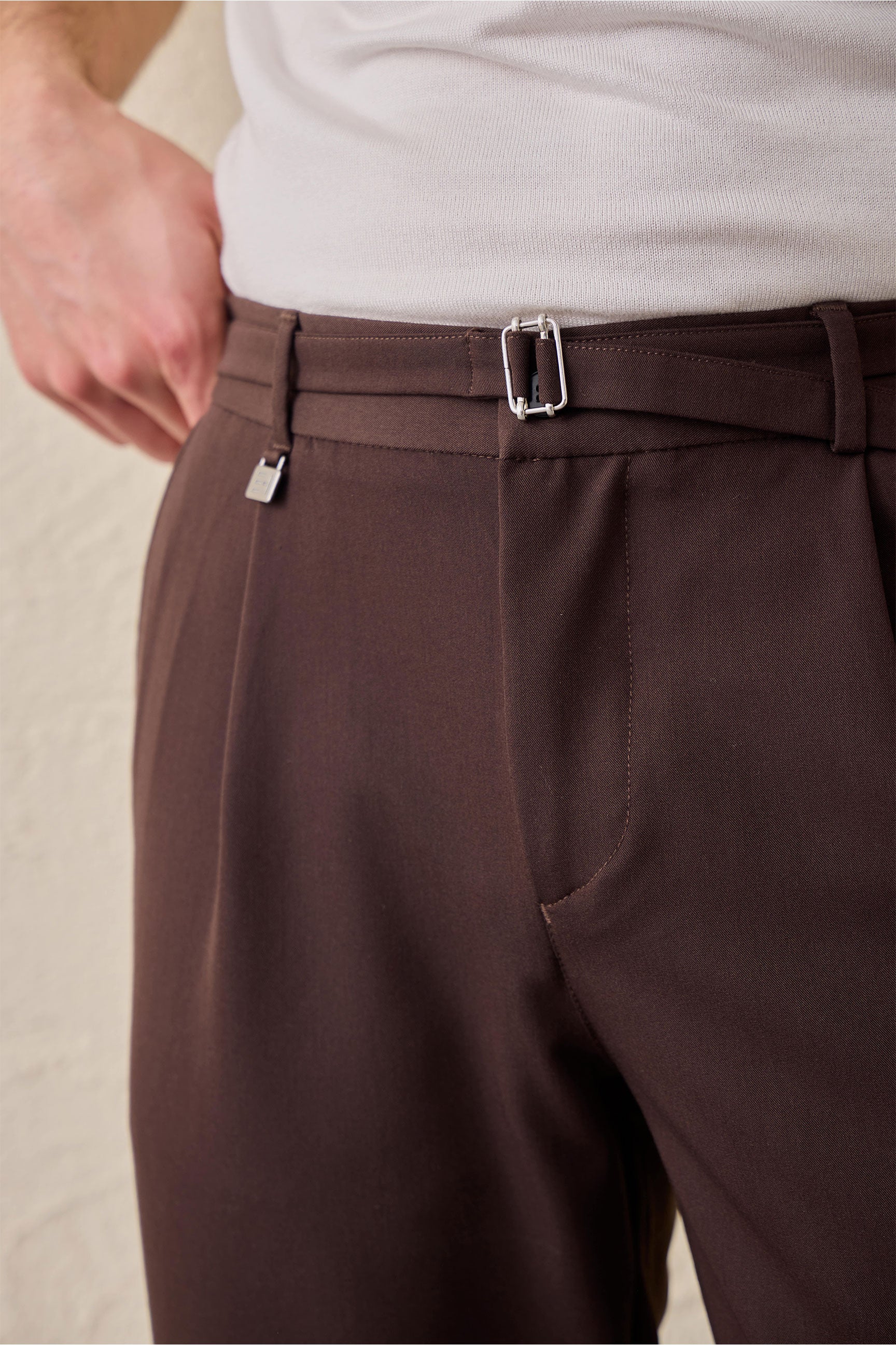 Bruine geplooide Gurkha-broek voor heren, verstelbare taille, getailleerde pasvorm.