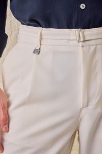 Crèmekleurige geplooide Gurkha-broek voor heren, verstelbare taille, getailleerde pasvorm.