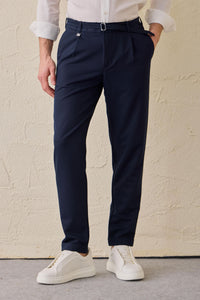 Marineblauwe geplooide Gurkha-broek voor heren, verstelbare taille, getailleerde pasvorm.