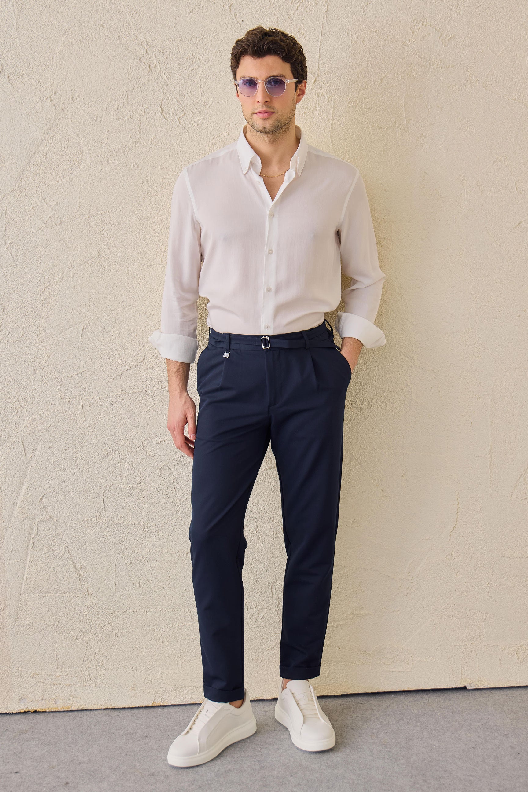 Marineblauwe geplooide Gurkha-broek voor heren, verstelbare taille, getailleerde pasvorm.