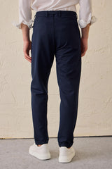 Marineblauwe geplooide Gurkha-broek voor heren, verstelbare taille, getailleerde pasvorm.