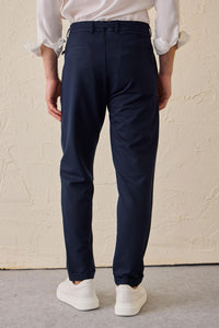 Marineblauwe geplooide Gurkha-broek voor heren, verstelbare taille, getailleerde pasvorm.