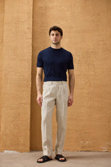 Beige herenbroek van 100% linnen met plooien en trekkoord, relaxte rechte pasvorm.