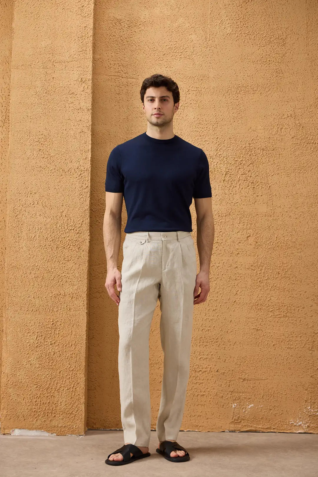 Beige herenbroek van 100% linnen met plooien en trekkoord, relaxte rechte pasvorm.