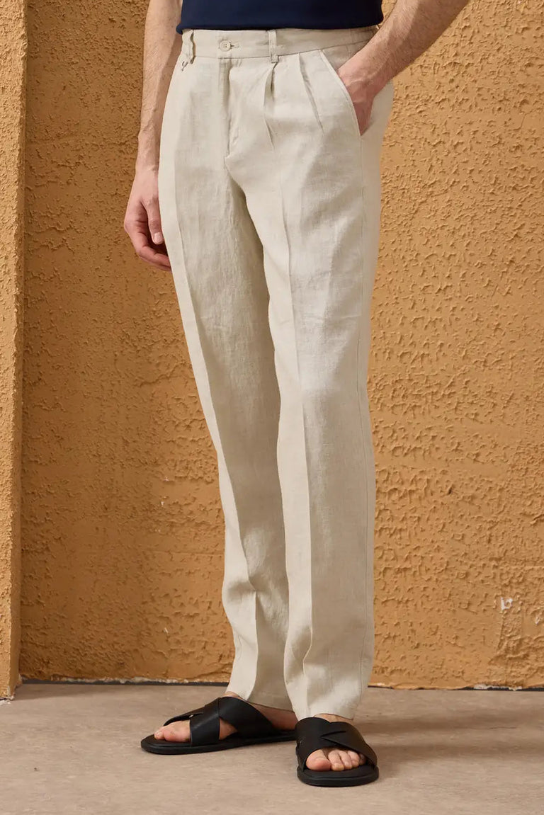 Beige herenbroek van 100% linnen met plooien en trekkoord, relaxte rechte pasvorm.