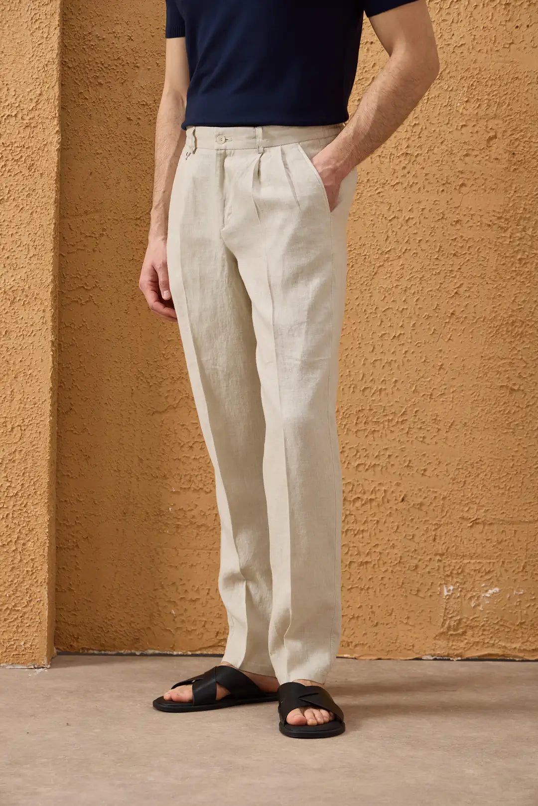 Beige linnen smart casual tweedelig herenpak met ritssluiting aan de voorkant, safari-stijl, zomer