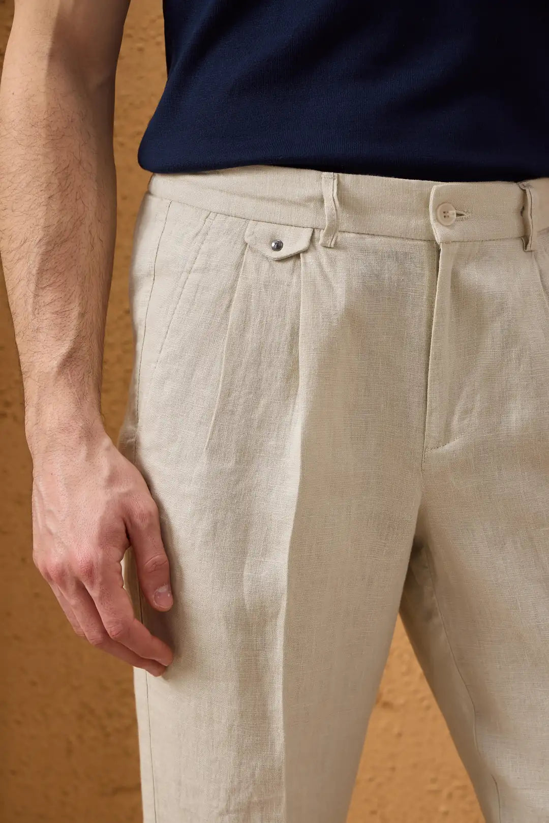 Beige linnen smart casual tweedelig herenpak met ritssluiting aan de voorkant, safari-stijl, zomer