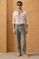 Saliegroen linnen smart casual tweedelig pak voor heren, met ritssluiting aan de voorkant, safari-stijl, zomer