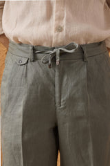Saliegroen linnen smart casual tweedelig pak voor heren, met ritssluiting aan de voorkant, safari-stijl, zomer