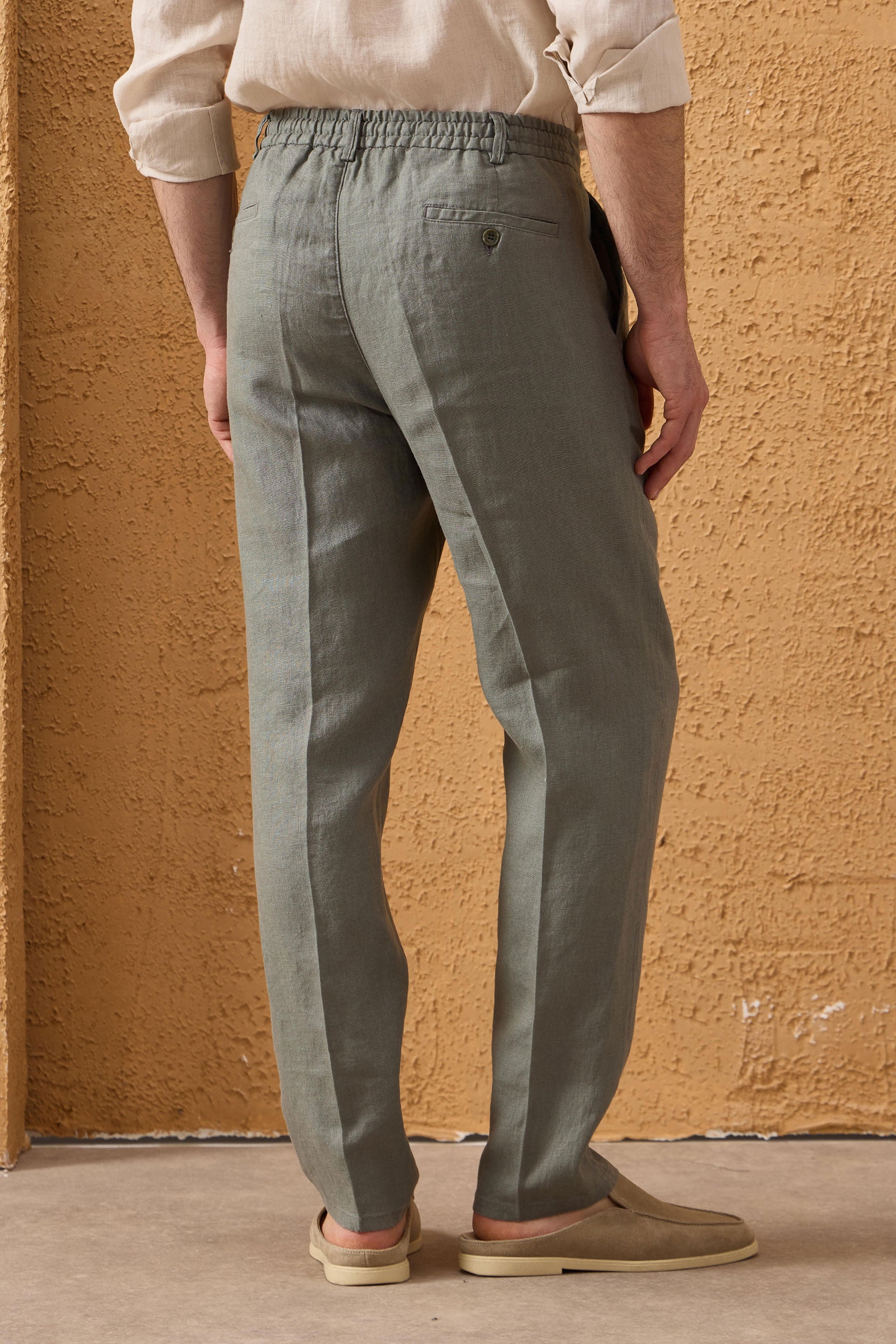 Saliegroen linnen smart casual tweedelig pak voor heren, met ritssluiting aan de voorkant, safari-stijl, zomer