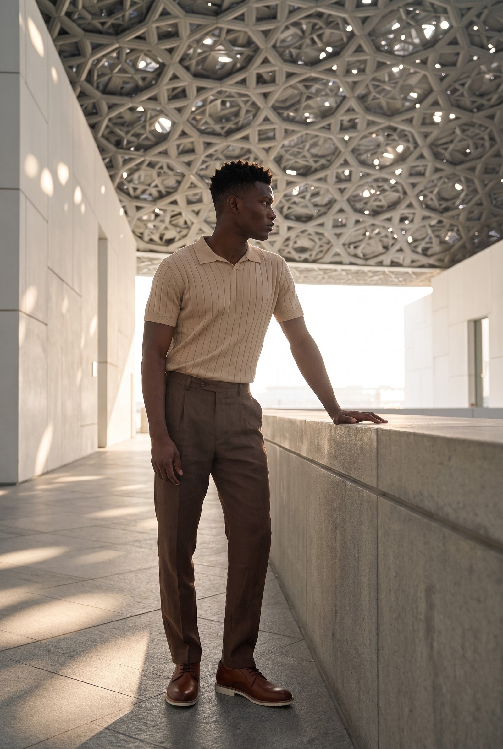 Look #891 styled with Beige geribbelde gebreide poloshirt voor heren