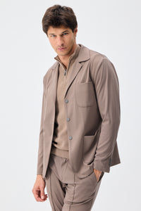 Herenpak bestaande uit een blazer en een broek van zachte, bruine jersey in smart casual stijl.