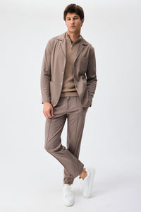 Herenpak bestaande uit een blazer en een broek van zachte, bruine jersey in smart casual stijl.