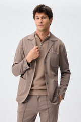 Herenpak bestaande uit een blazer en een broek van zachte, bruine jersey in smart casual stijl.