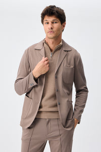 Herenpak bestaande uit een blazer en een broek van zachte, bruine jersey in smart casual stijl.