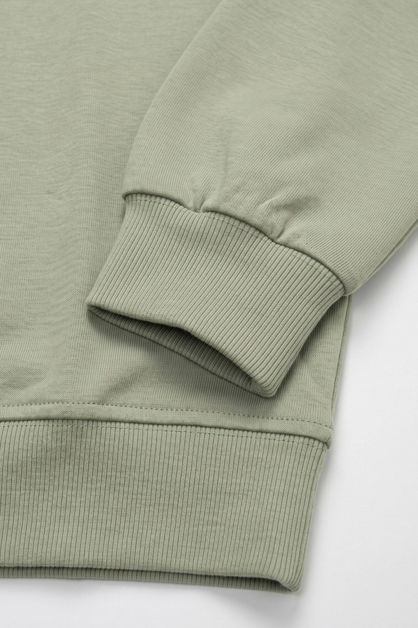 Herensweatshirt met ronde hals, lange mouwen en stretch, gemaakt van een saliegroene katoenmix.