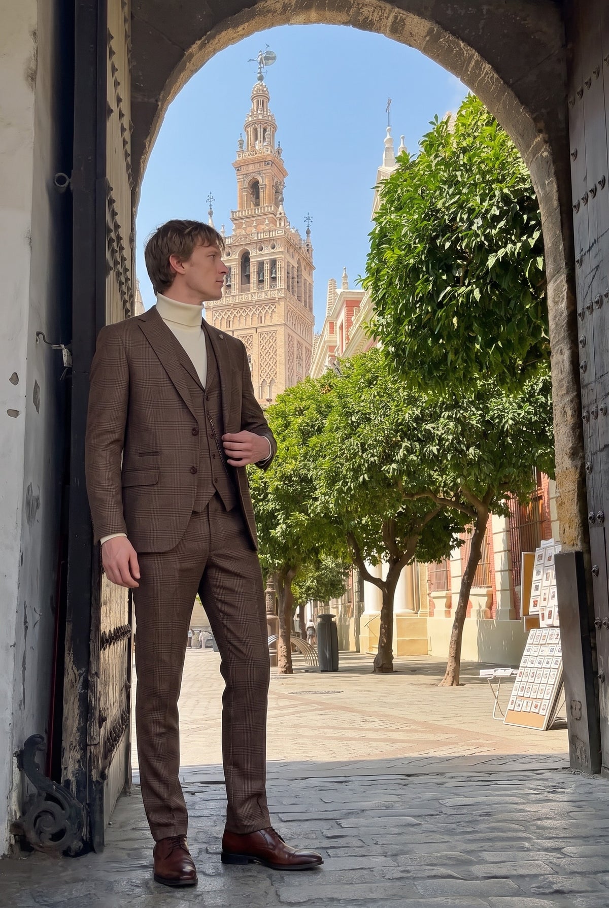 Look #1011 styled with Crèmekleurige coltrui voor heren, zachte viscosemix, gebreide trui met lange mouwen.