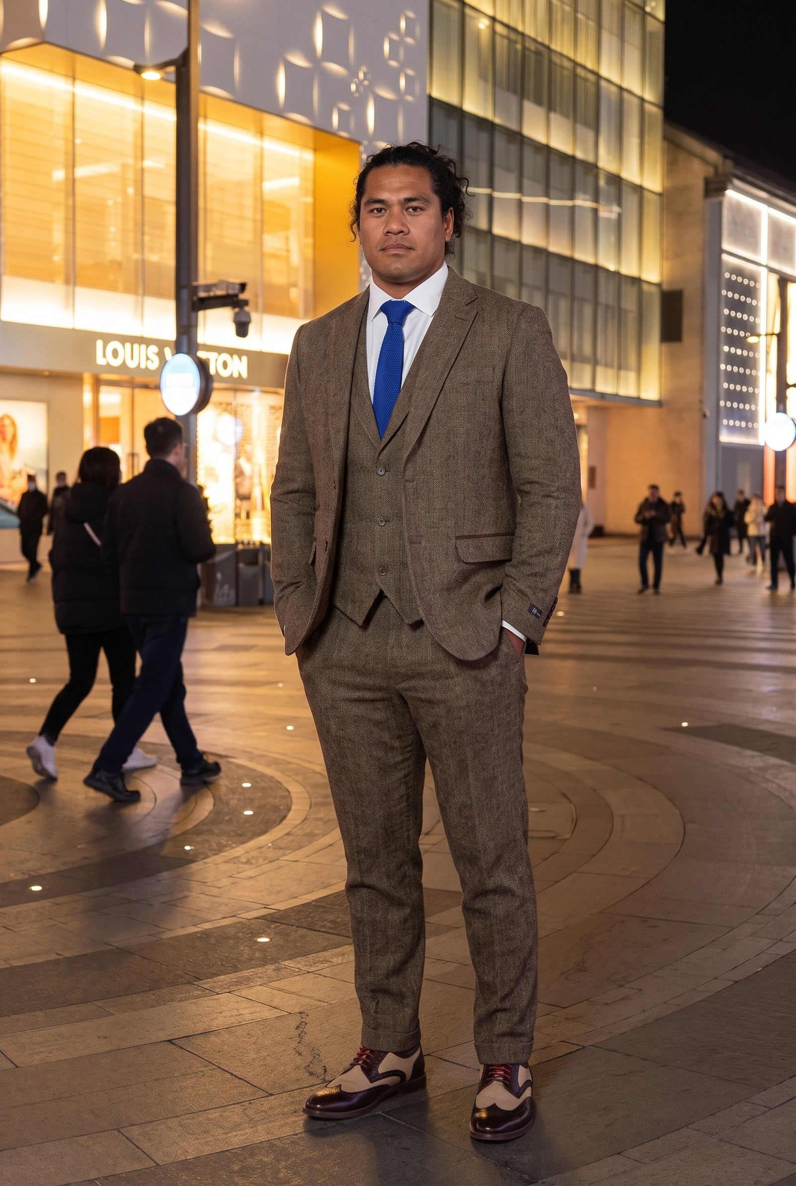 Look #966 styled with Eikenbruin visgraat tweed 3-delig pak