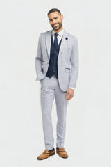 Lichtblauw geruit Prince of Wales driedelig pak voor heren met marineblauwe gilet.