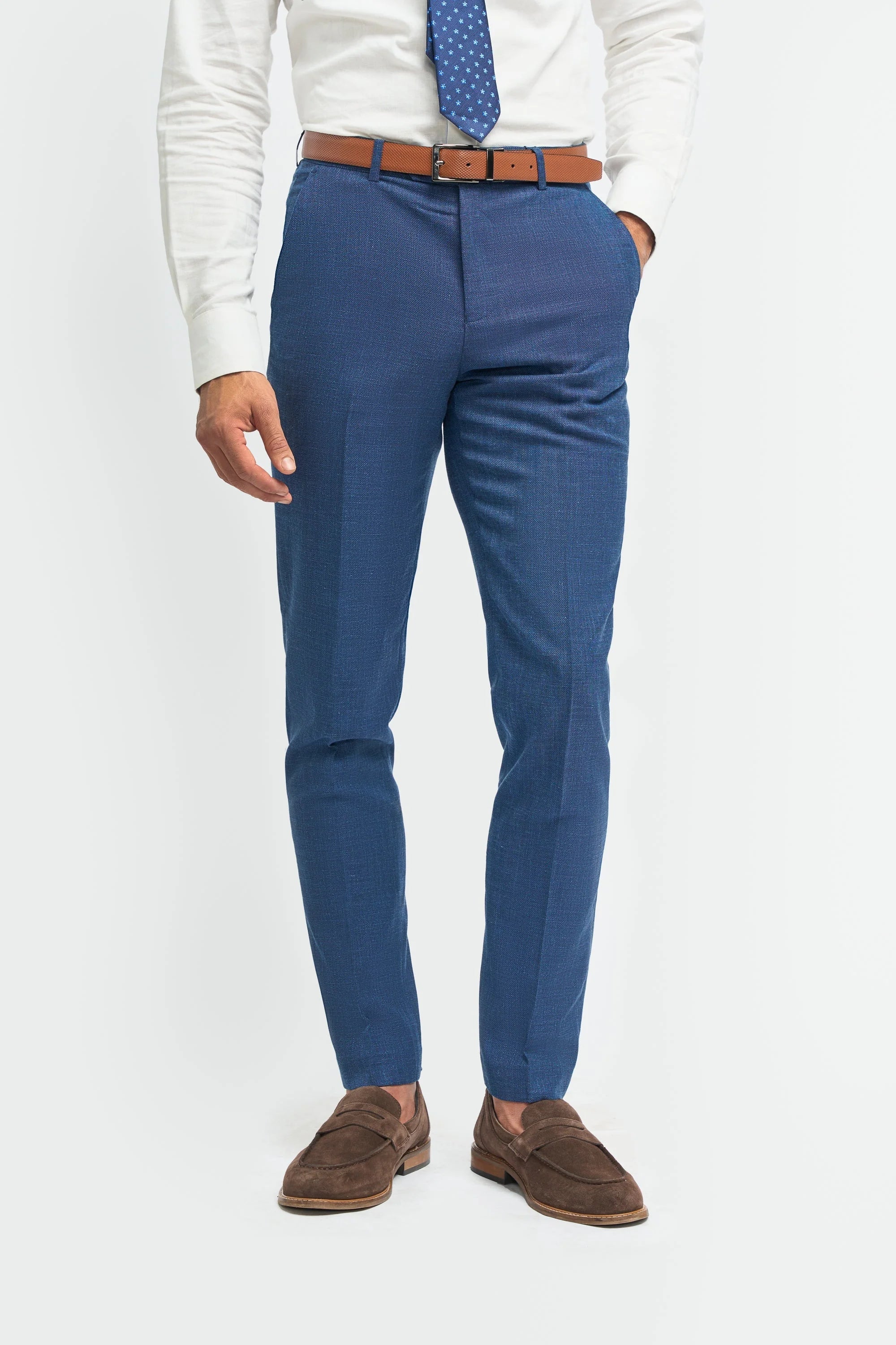 Herenpak van linnen in lichtblauw voor een zomerse bruiloft, met marineblauwe broek.
