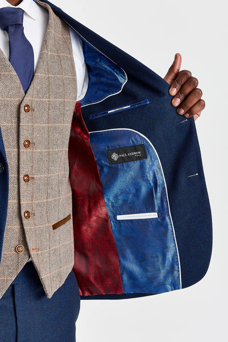 Arthur Navy pak met contrasterend Harris Brown tweed vest.