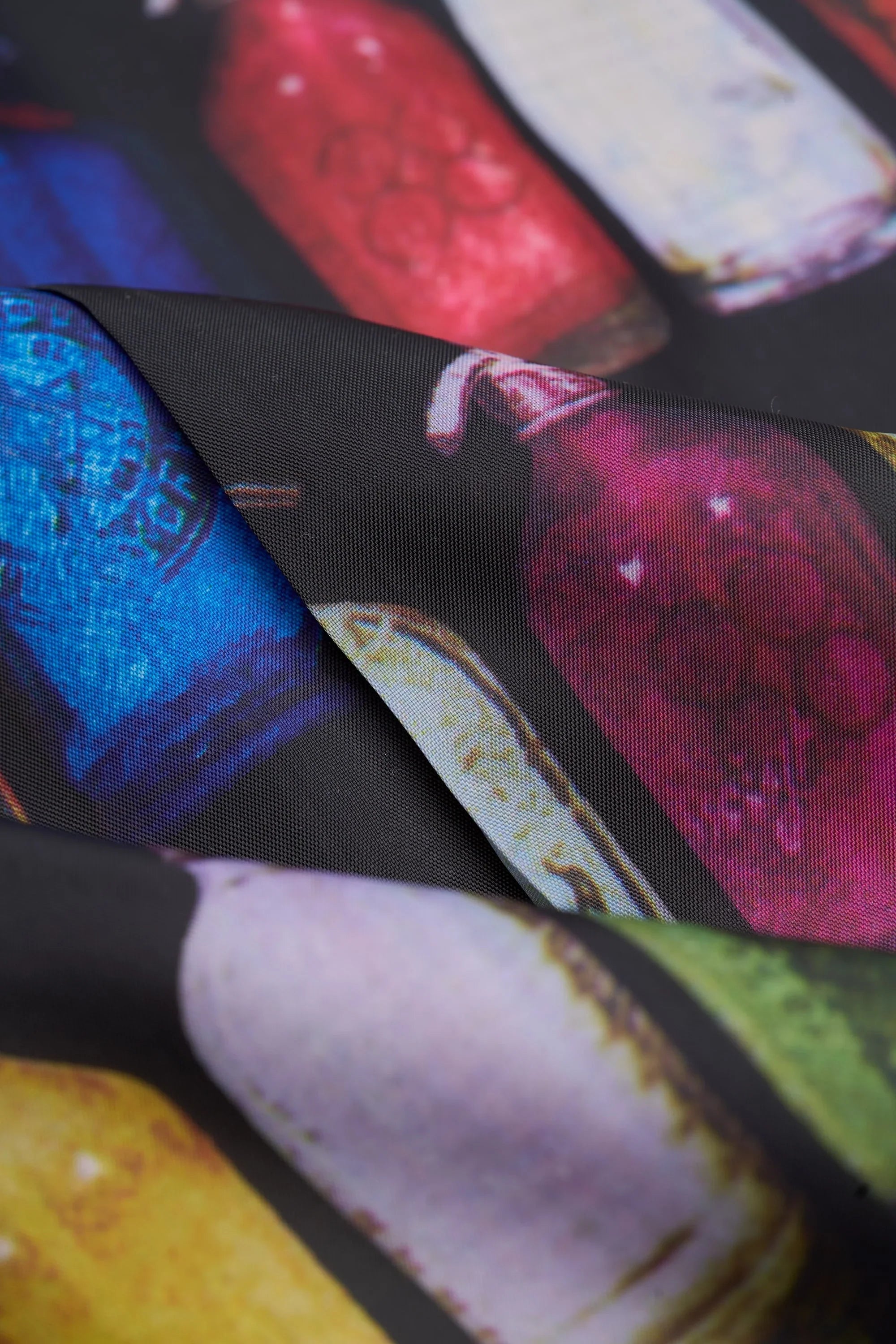 Marineblauw geruit driedelig herenpak met contrasterend crèmekleurig vest.