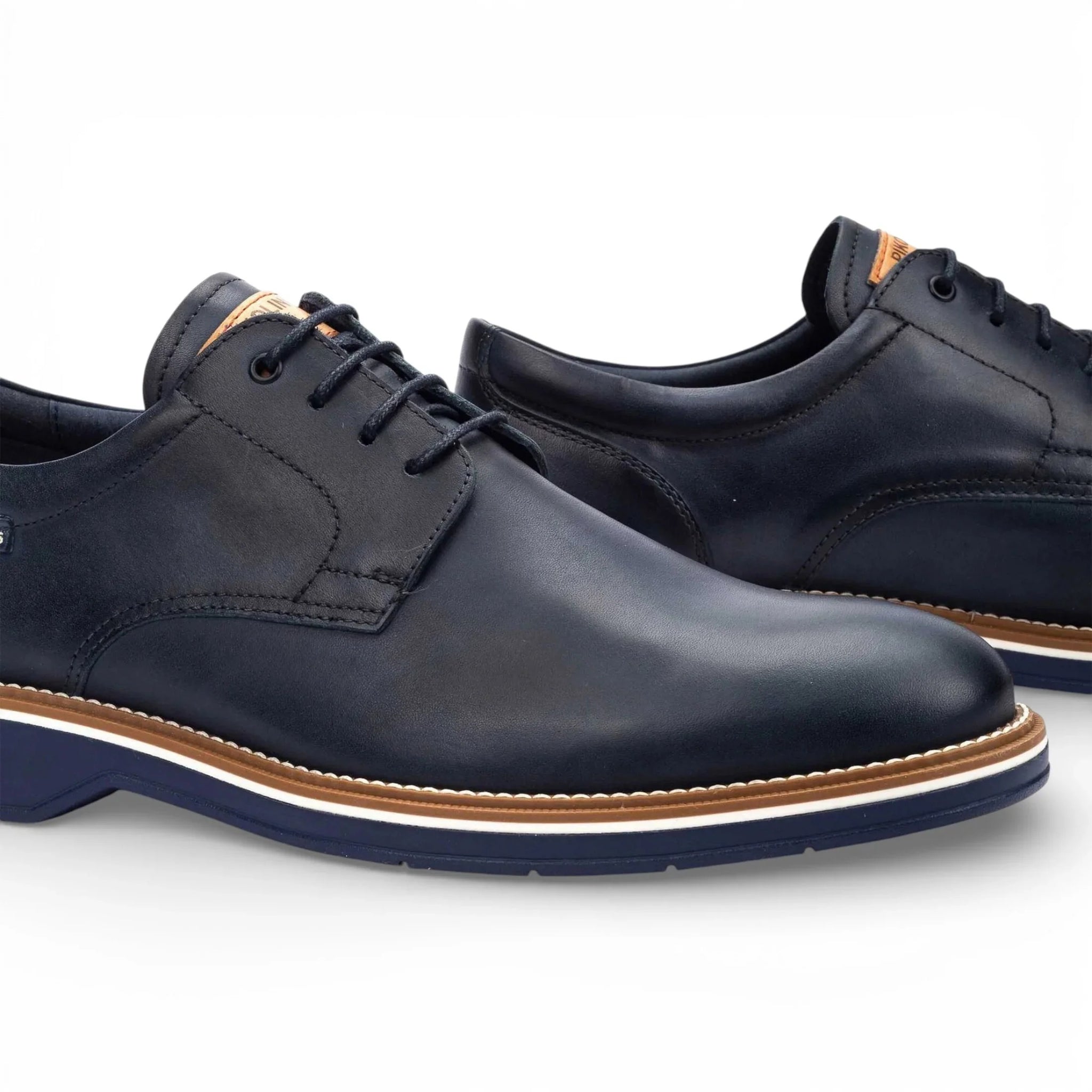 Claret - Herenschoenen van blauw leer met vetersluiting, model Derby.