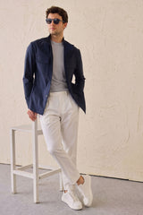 Heren safari-jas van marineblauwe katoenmix en witte broek, smart casual outfit