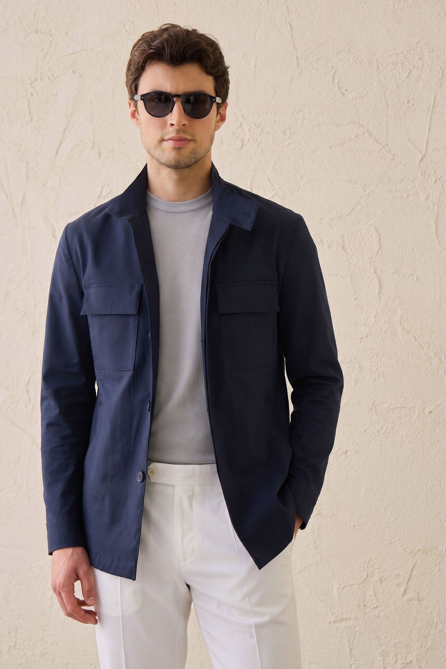 Heren safari-jas van marineblauwe katoenmix en witte broek, smart casual outfit