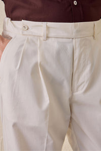 Heren safari-jas van beige katoenmix en witte broek, smart casual outfit