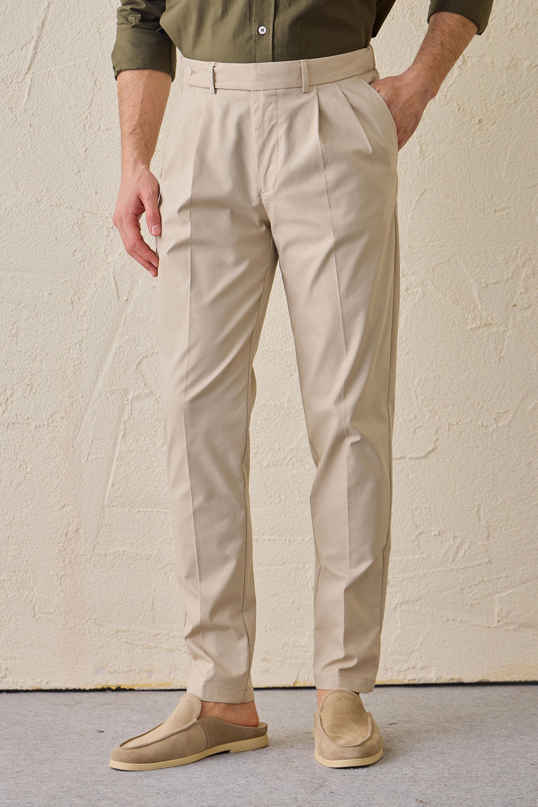 Beige smart casual tweedelig pak voor heren in safaristijl met opstaande kraag en stretchstof.
