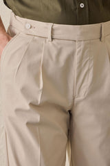 Beige smart casual tweedelig pak voor heren in safaristijl met opstaande kraag en stretchstof.