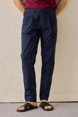Marineblauwe smart casual tweedelige pak in safaristijl met opstaande kraag, stretchstof.