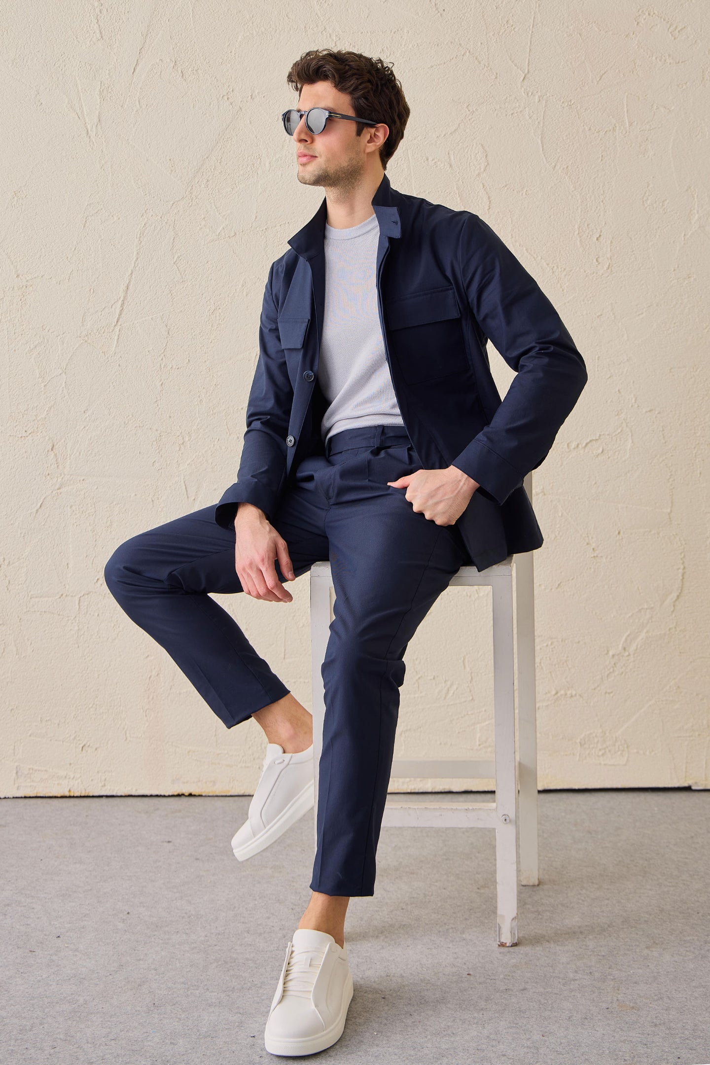 Marineblauwe geplooide smart casual broek voor heren, klassieke pasvorm.